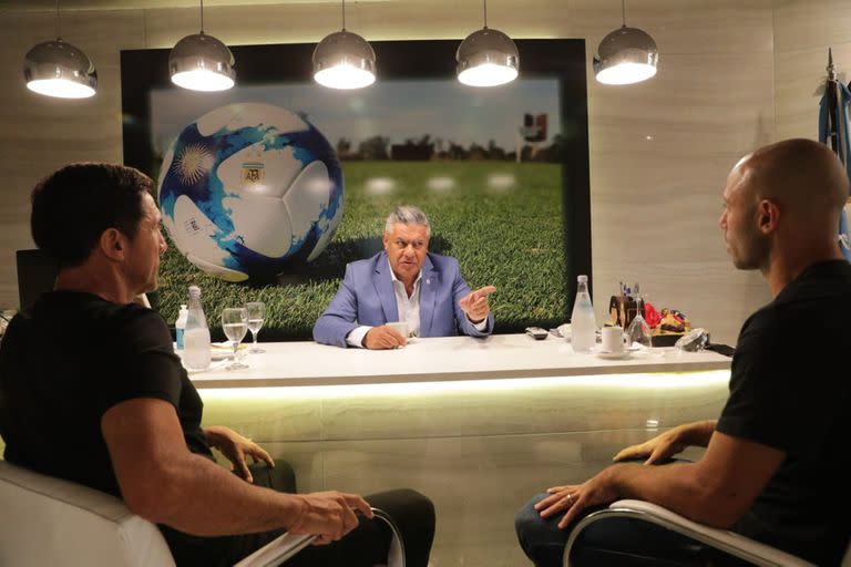 Javier Mascherano reunido con Chiqui Tapia en la AFA