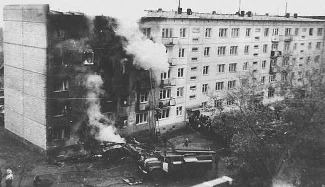 El 26 de septiembre de 1976, l piloto soviético Vladimir Serkov intentó asesinar a su exmujer e hijo estrellando un avión contra el edificio de sus suegros (imagen vía ritebook)