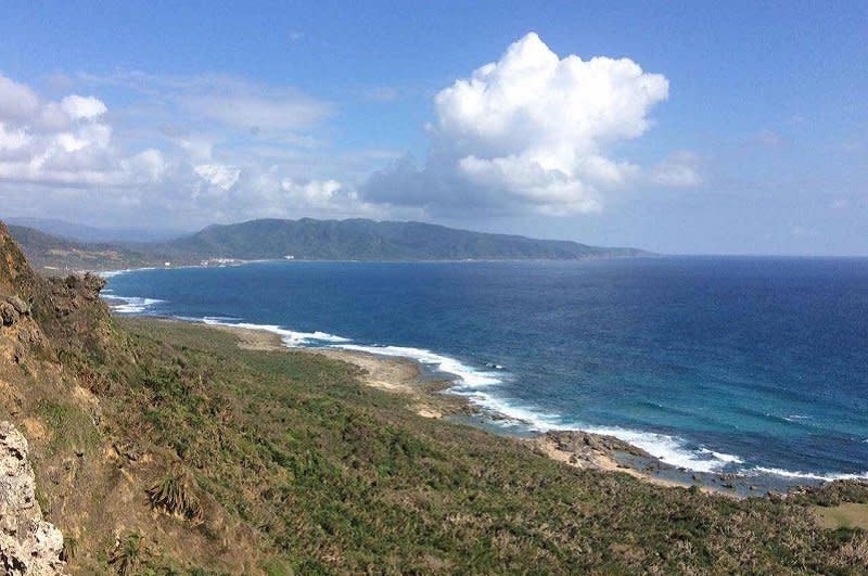 完整的海岸生態，從山到海連成一體，是陸蟹千百萬年的家園。（寇延丁提供）