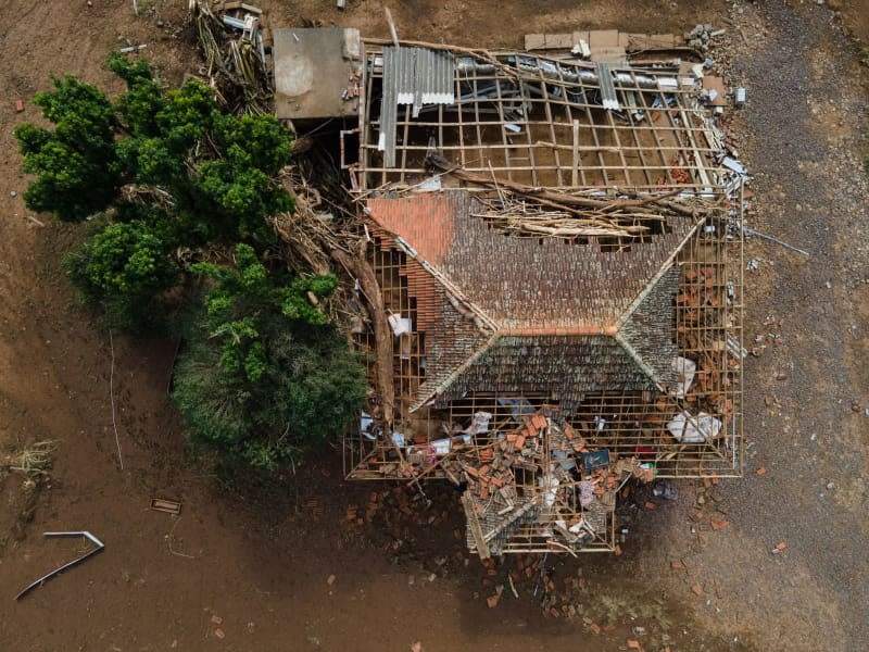 A view of a house roof damaged by exceptionally heavy rainfall in in Lajeado. "The impact of the floods and the scale of the tragedy are devastating," wrote the governor of Rio Grande do Sul. Antonio Valiente/dpa