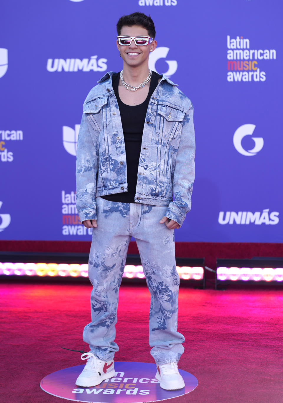 Alex Hoyer llega a los Latin American Music Awards el jueves 20 de abril de 2023 en la arena MGM Grand Garden en Las Vegas. (Foto AP/John Locher)