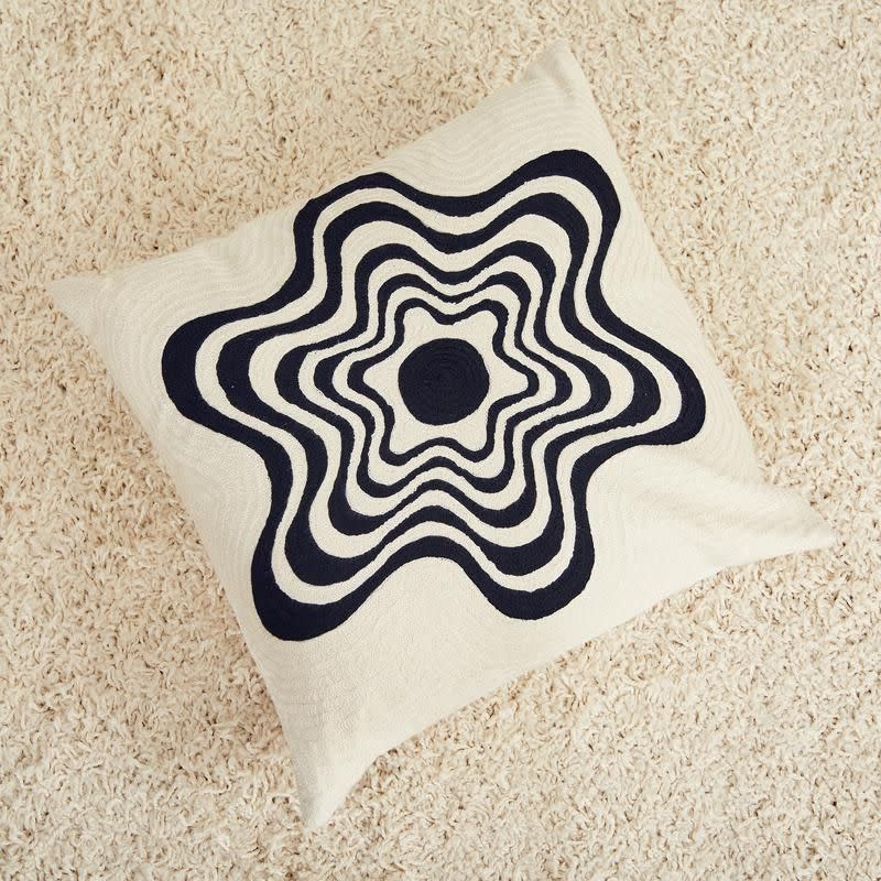 24) Dusen Dusen Flower Pillow