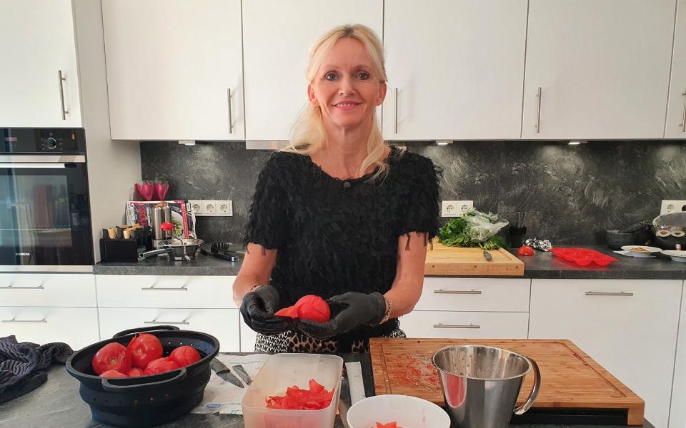 Mit den Tomaten läuft es für Flugkoordinatorin Manuela entschieden besser. (Bild: RTL / ITV Studios)