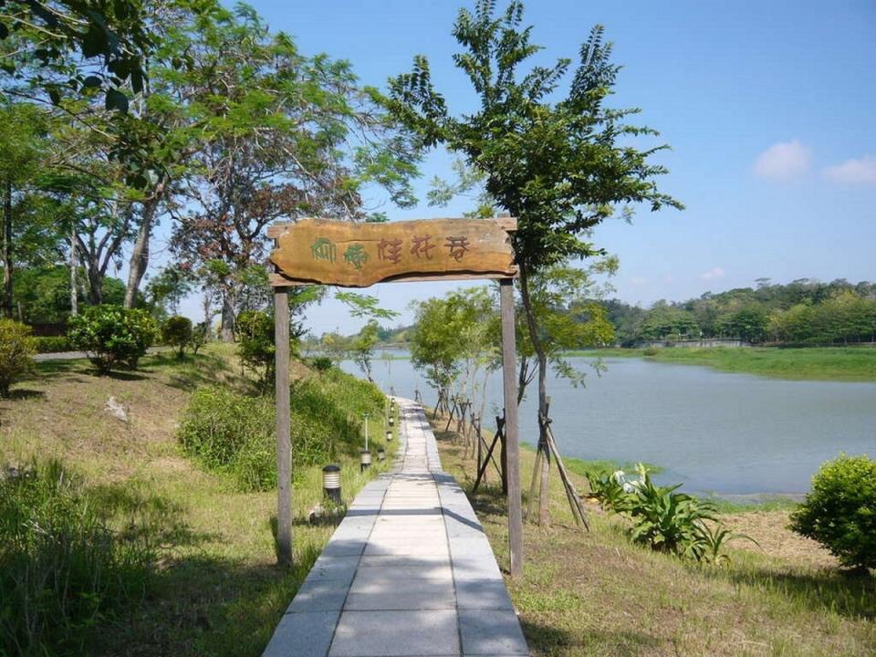 新化虎頭埤風景區環湖步道東南岸的柳樹桂花巷。   圖：台南市政府觀光旅遊局／提供