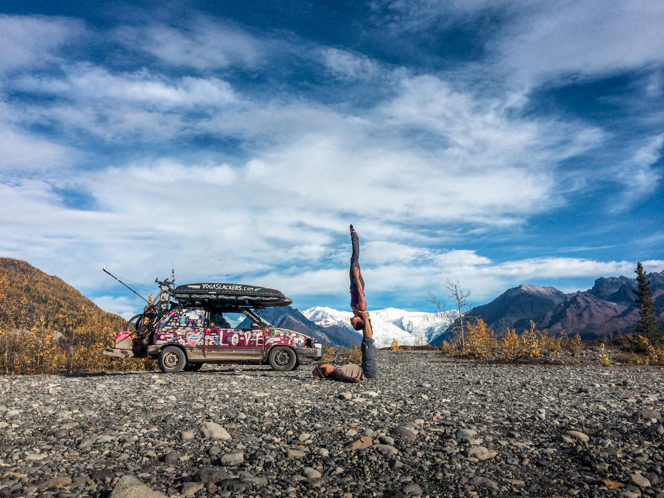 Una foto proporcionada por YogaSlackers muestra a Sam Salwei y Raquel Hernández-Cruz haciendo "acroyoga" en Alaska. (YogaSlackers vía The New York Times).