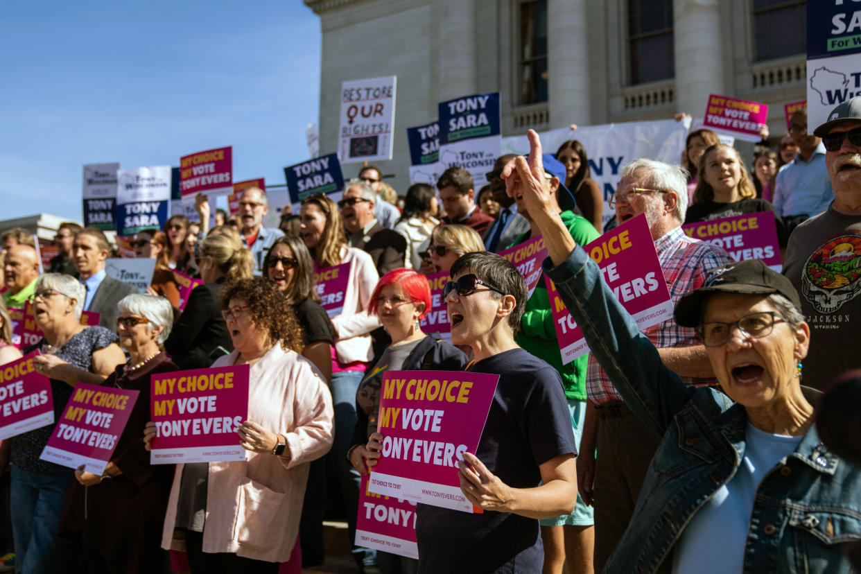 Activistas por el derecho al aborto vitorean al gobernador Tony Evers durante un mitin de campaña de reelección fuera del capitolio del estado en Madison, Wisconsin, el 4 de octubre de 2022. (Haiyun Jiang/The New York Times).