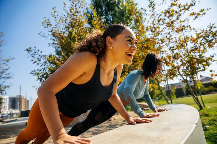 runners-doing-pushups