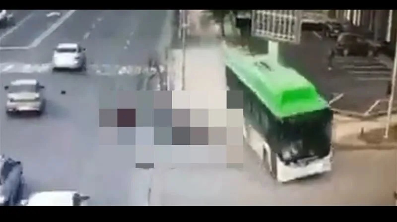 無人公車暴衝輾過路人釀成5死悲劇，起因竟是公車司機下車上廁所時，沒拉起手煞車，導致公車從斜坡下滑衝撞行人。(圖／翻攝自推特)
