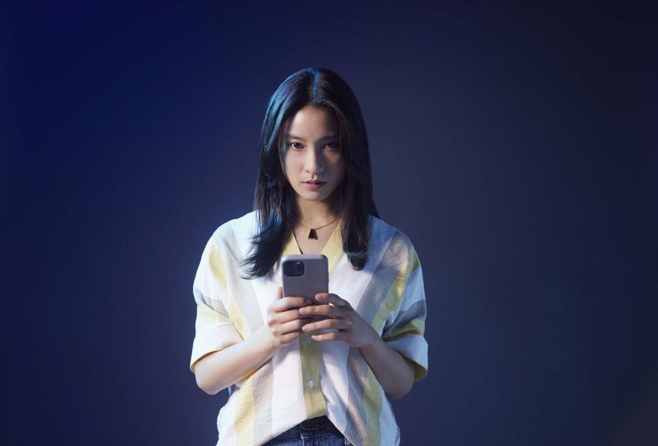 土屋太鳳在《完美配對謀殺案》飾演一名婚禮顧問，因使用交友軟體而被捲入詭異事件。（高雄電影節提供）