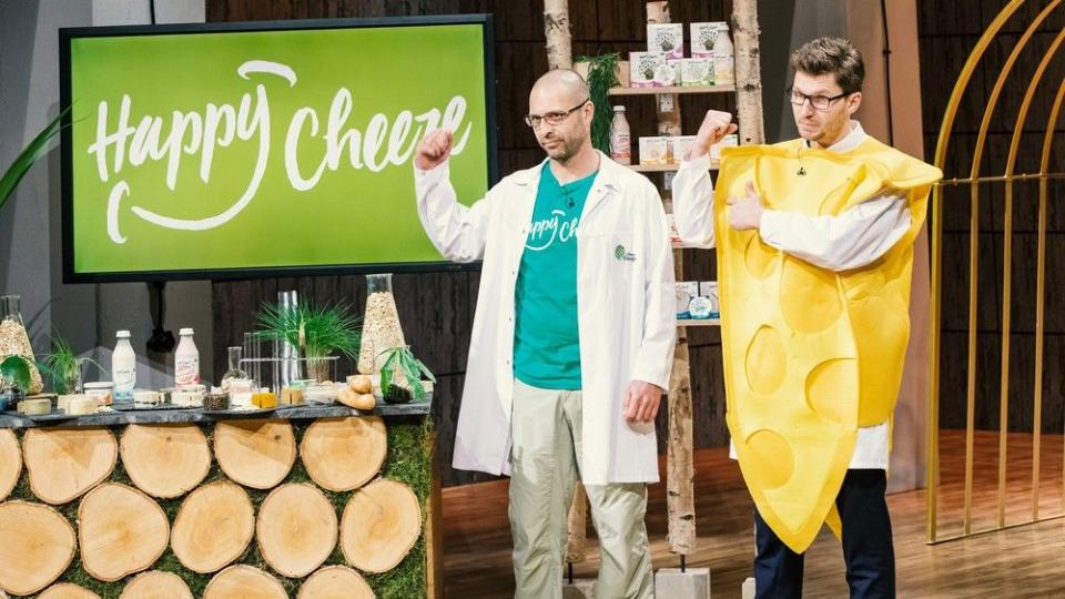 <p>Veganer Käse brachte den Gründern von „Happy Cheeze“ 2017 einen Deal mit Frank Thelen und Carsten Maschmeyer ein: 500.000 Euro für 30 Prozent der Anteile. Der Deal platzte aber nach einer Inspektion der Produktionsverfahren. Die Skalierung des Produkts sei zu schwierig gewesen. (Bild: MG RTL D / Bernd-Michael Maurer) </p>