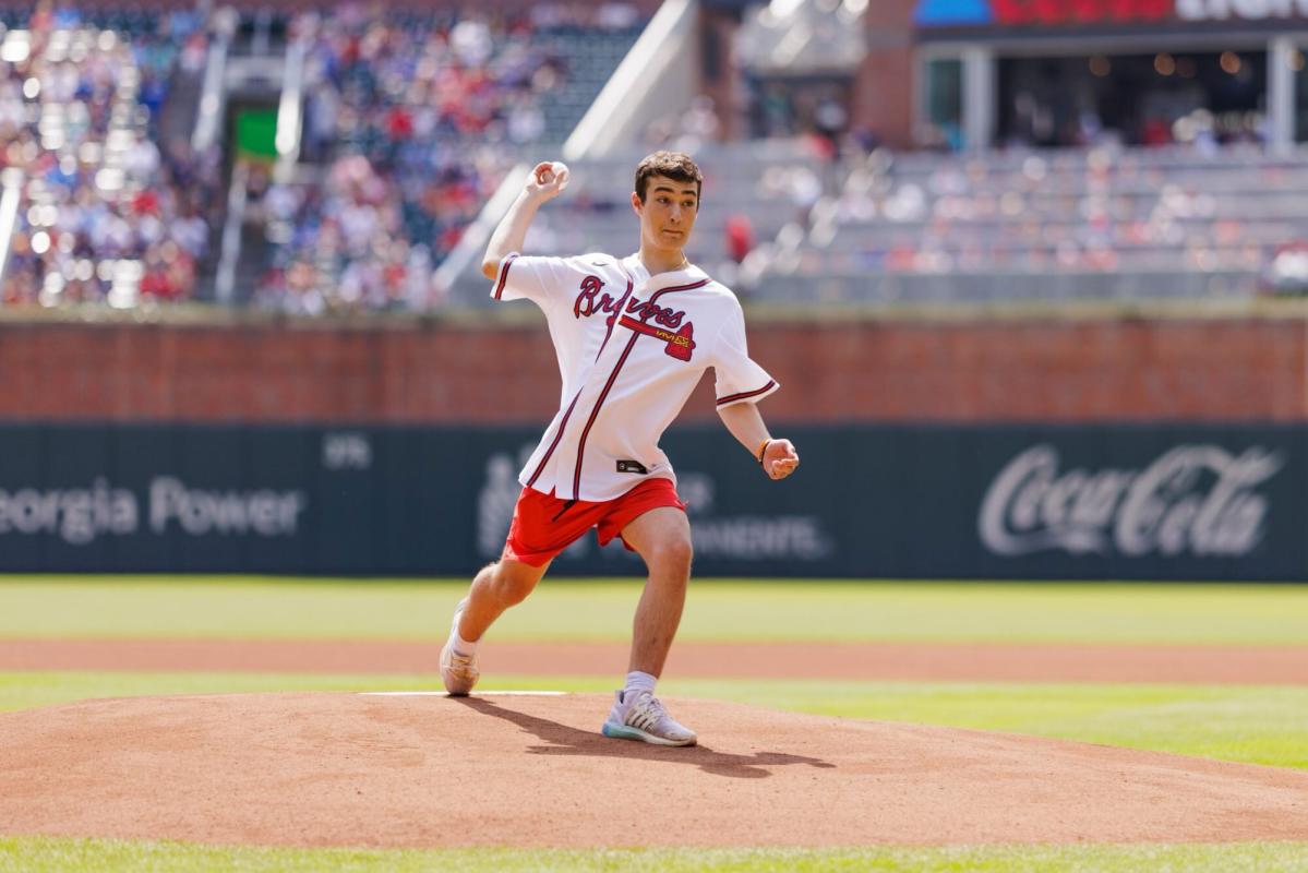 Braves catcher comes to aid of 3-year-old with cancer