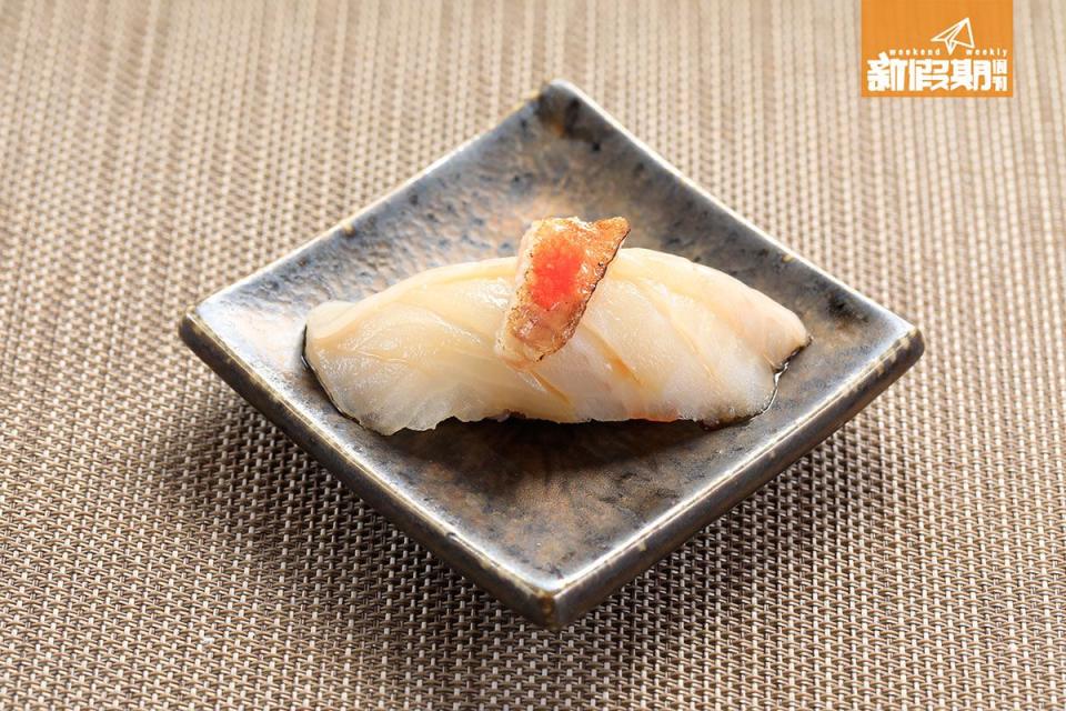 沙鰈魚<br>配上烤得化口的肥美魚邊，與魚肉爽甜，相映成趣。
