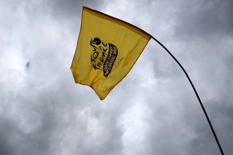 Una bandera con el logotipo del Tour de Francia y su salida desde Bilbao en la edición de 2023 ondea el 28 de junio de ese año en la ciudad vasca, al norte de España (Anne-Christine Poujoulat)