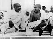 <p>Ab 1914 setzte sich Gandhi für die Gleichberechtigung in Indien ein. Er forderte das Ende der Gewalt und das Ende der britischen Kolonialherrschaft über Indien. Das hatte allerdings bittere Konsequenzen. Wegen Anstiftung zum Aufruhr wurde er zu sechs Jahren Haft verurteilt. Aus gesundheitlichen Gründen kam er zwei Jahre später wieder frei. (Bild-Copyright: Camera Press/ddp Images) </p>