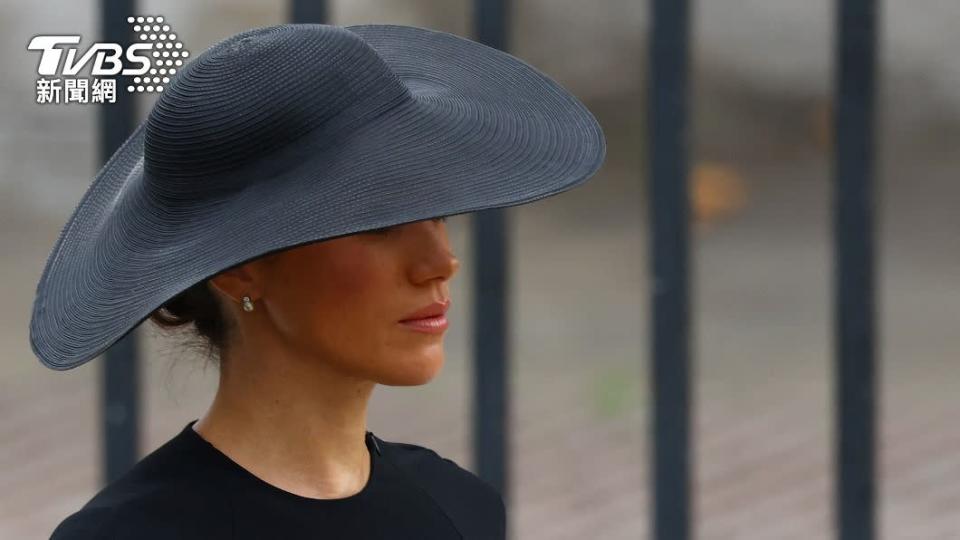 梅根穿著一襲黑套裝及黑帽出席女王國葬。（圖／達志影像路透社）