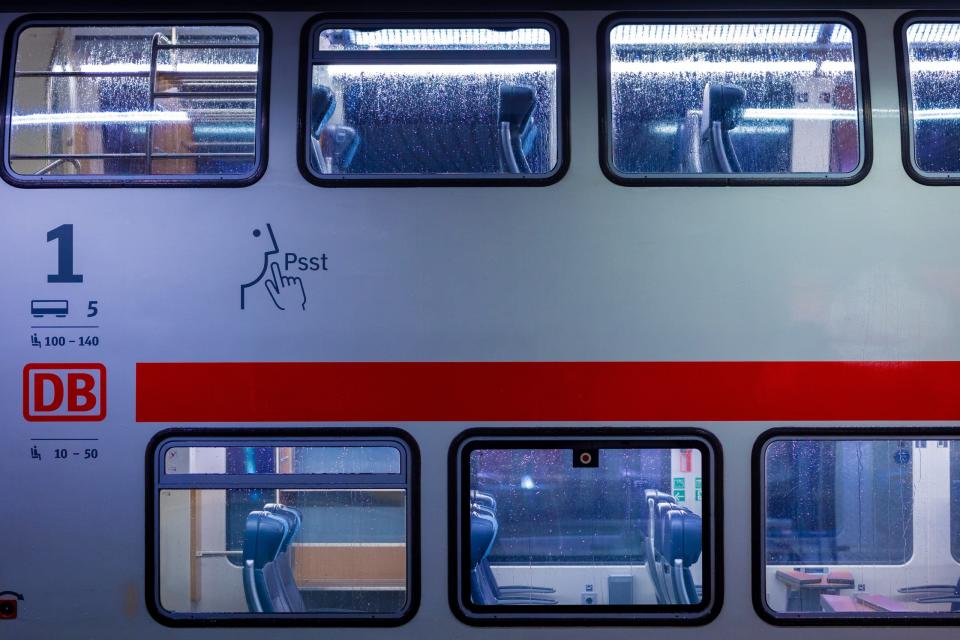 Ein Zug steht im Hauptbahnhof Hannover am frühen Morgen an einem Bahnsteig. Die Gewerkschaft Deutscher Lokomotivführer (GDL) hatte bereits im November zu einem 20-stündigen Warnstreik bei der Deutschen Bahn AG aufgerufen. - Copyright: picture alliance/dpa | Moritz Frankenberg