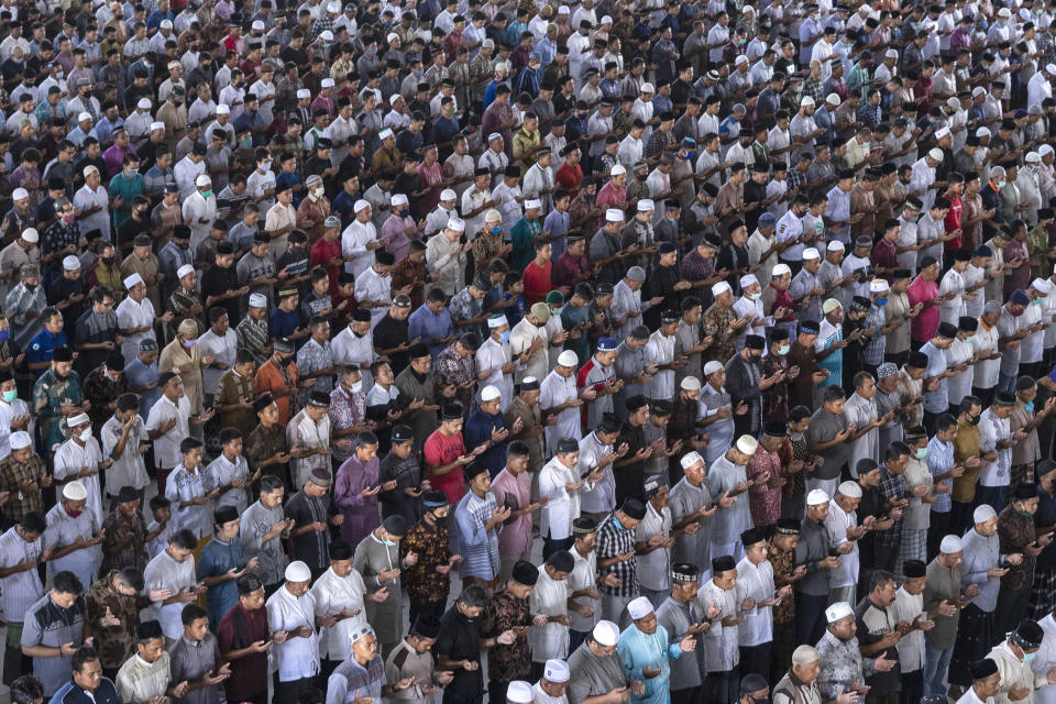 Muslim men attend a Friday prayer despite concerns of the new coronavirus outbreak, at a mosque during the first day of the holy fasting month of Ramadan in Lhokseumawe, in the religiously conservative province of Aceh, Indonesia, Friday, April 24, 2020. During Ramadan, which begins Friday, faithful Muslims normally fast during the day and then congregate for night prayers and share communal meals. (AP Photo/Zik Maulana)