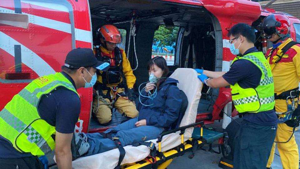 苗栗縣泰安鄉聖稜線山一名女性登山客，因高山症發作，直升機吊掛下山降落台中國際機場後送醫院 。（記者陳金龍翻攝）