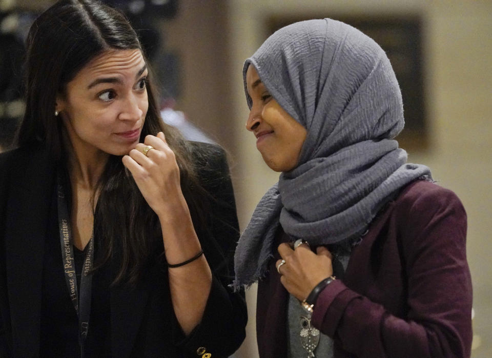 La representante electa Alexandria Ocasio-Cortez conversa con otra mujer que se incorporará al Congreso en enero, Ilhan Omar, durante una sesión de orientación en Washington el 15 de noviembre del 2018. (AP Photo/Pablo Martinez Monsivais)