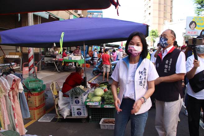 國民黨高雄市長候選人柯志恩近期勤跑基層，四處拜票爭取選民認同，她7日上午前往高雄三民區獅湖早市拜票。（洪浩軒攝）