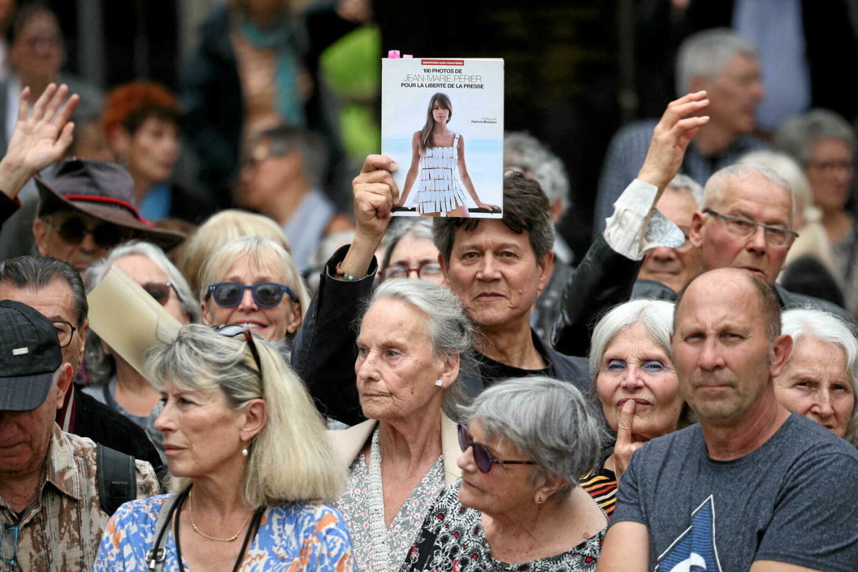 Des centaines d'admirateurs étaient sur le parvis du crématorium du cimetière du Père-Lachaise à Paris ce jeudi 20 juin 2024 pour rendre hommage à Françoise Hardy.  - Credit:Domine-Lafargue / ABACA