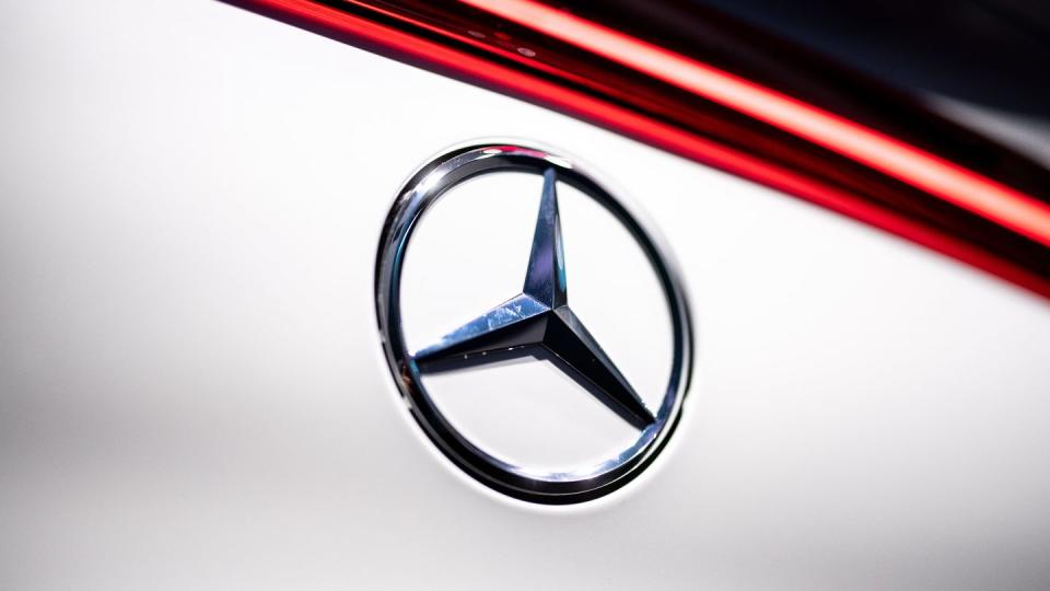 Der Autobauer Daimler steigt zur Versorgung seiner Elektroautos in die Batteriezell-Allianz der französischen Großkonzerne Stellantis und Totalenergies ein.