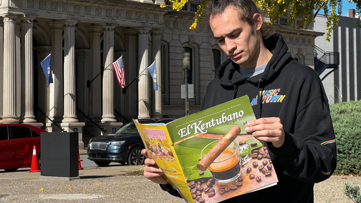 Hombre leyendo revista