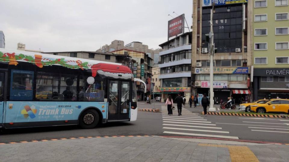 台中市政府密集進行公車有無禮讓行人稽查，七輛公車未停讓行人，依契約規定處分。（記者徐義雄攝）