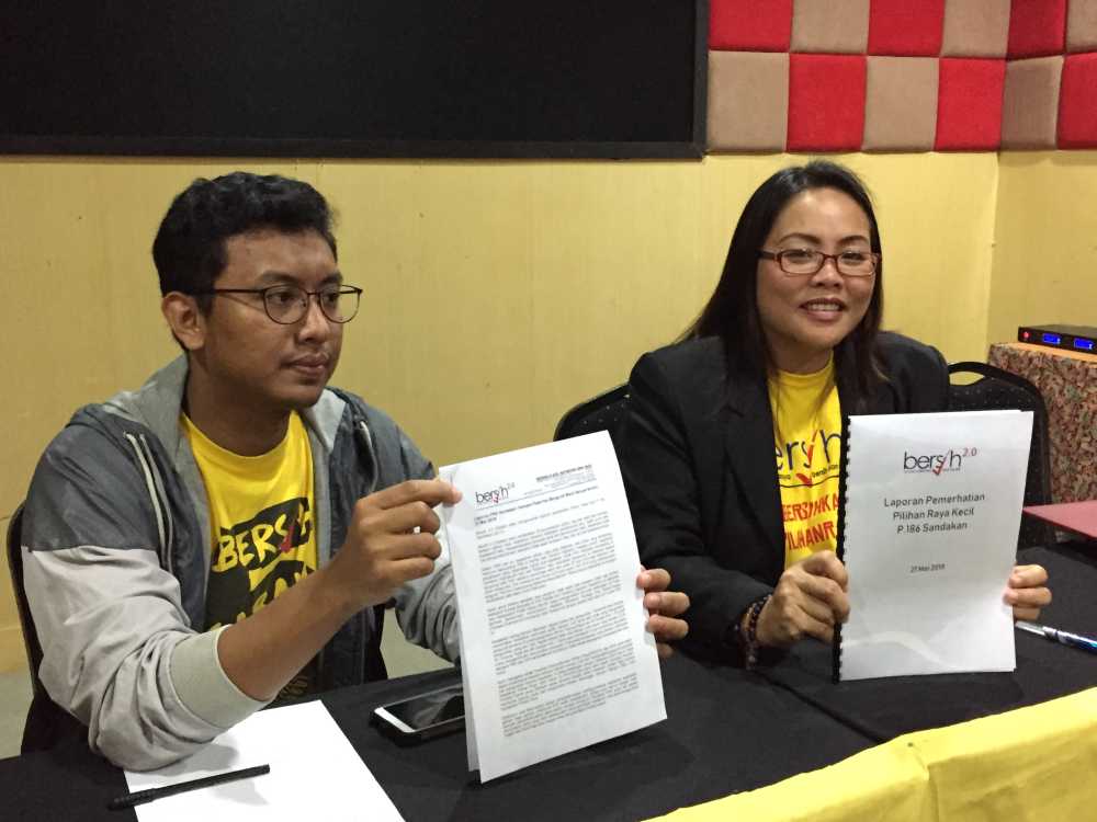 Joeman (right) with Sabah Bersih coordinator Asraf Sharafi reported 19 offences detected during the Sandakan parliamentary by-election which concluded on May 11, 2019. ― Picture by Julia Chan