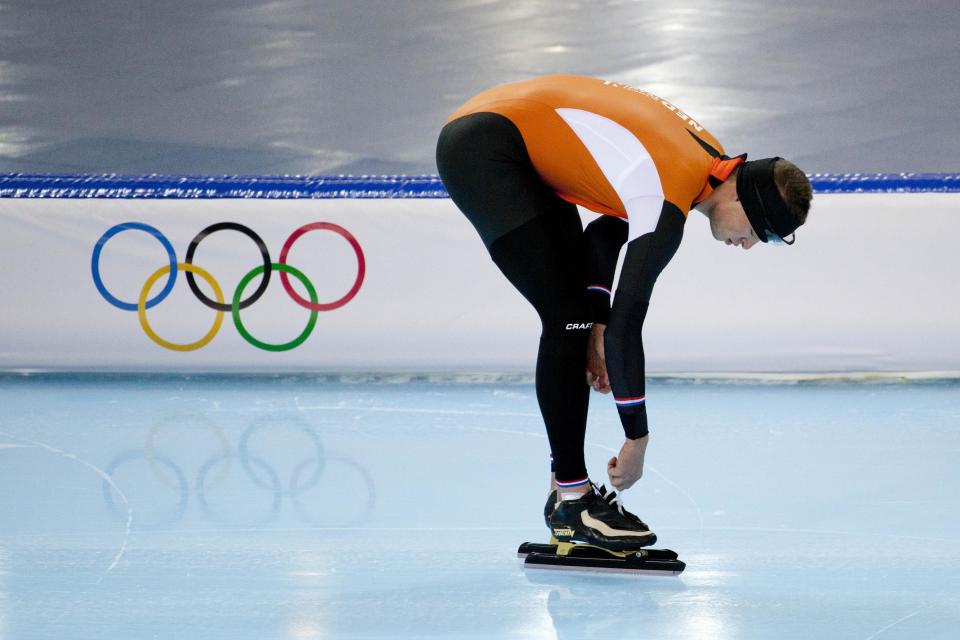 Speedskater Sven Kramer of the Netherlands ties the laces of his skates during a training at the Adler Arena Skating Center during the 2014 Winter Olympics in Sochi, Russia, Wednesday, Feb. 5, 2014. (AP Photo/Peter Dejong)