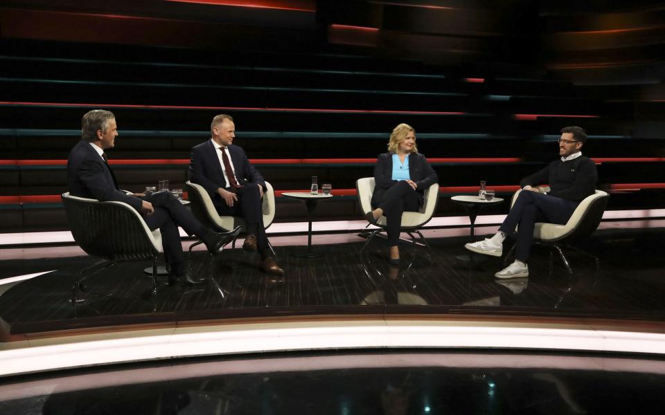 Markus Lanz (links) diskutierte am Mittwoch mit Innensenator Andy Grote, Journalistin Eva Quadbeck und BVB-Mitarbeiter Jan-Henrik Gruszecki (rechts). (Bild: ZDF / Cornelia Lehmann)