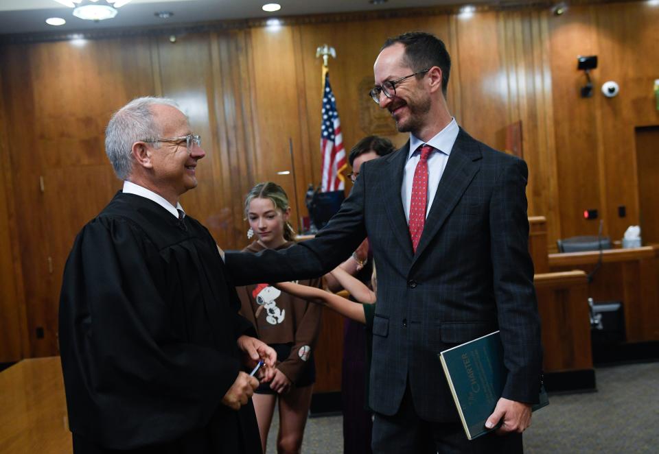 David Briley swears in Freddie O'Connell as Nashville's new mayor on Sept. 25, 2023.