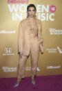 <p>Dua Lipa fue la encargada de entregar el ‘Icon Award’ a Cyndi Lauper vestida con un traje que no había por dónde cogerlo (Foto: Evan Agostini / AP) </p>