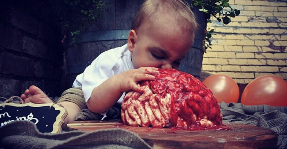 Alexander engulle la tarta con forma de cerebro durante la invitación a su primer cumpleaños. Foto: Daily Mail.