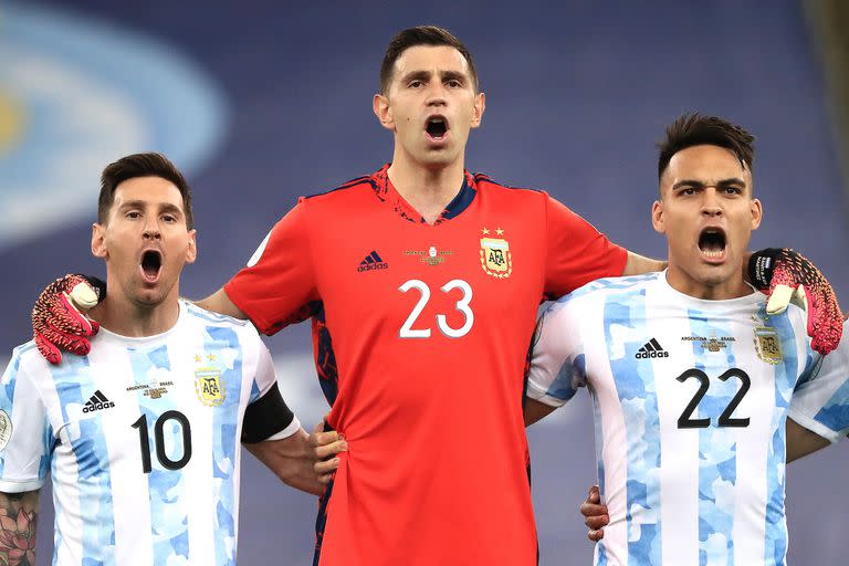 Lionel Messi no tuvo problemas porque la liga francesa no presentó objeciones a que sus futbolistas viajaran a América del Sur, pero Emiliano y Lautaro Martínez estuvieron en riesgo; la situación se resolvió en favor de los argentinos.