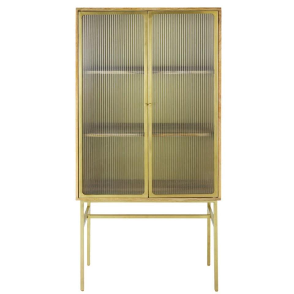 <p>Vitrine Louxor, Maisons du Monde, 799€</p><br><a href="https://www.maisonsdumonde.com/FR/fr/p/vitrine-2-portes-en-manguier-massif-et-verre-trempe-ondule-louxor-199699.htm" rel="nofollow noopener" target="_blank" data-ylk="slk:https://www.maisonsdumonde.com;elm:context_link;itc:0;sec:content-canvas" class="link ">https://www.maisonsdumonde.com</a><br><a href="https://www.elle.fr/Deco/Pratique/Rangements/Meuble-vitrine-valoriser-sa-deco-avec-du-mobilier-tendance#xtor=AL-541" rel="nofollow noopener" target="_blank" data-ylk="slk:Voir la suite des photos sur ELLE.fr;elm:context_link;itc:0;sec:content-canvas" class="link ">Voir la suite des photos sur ELLE.fr</a>