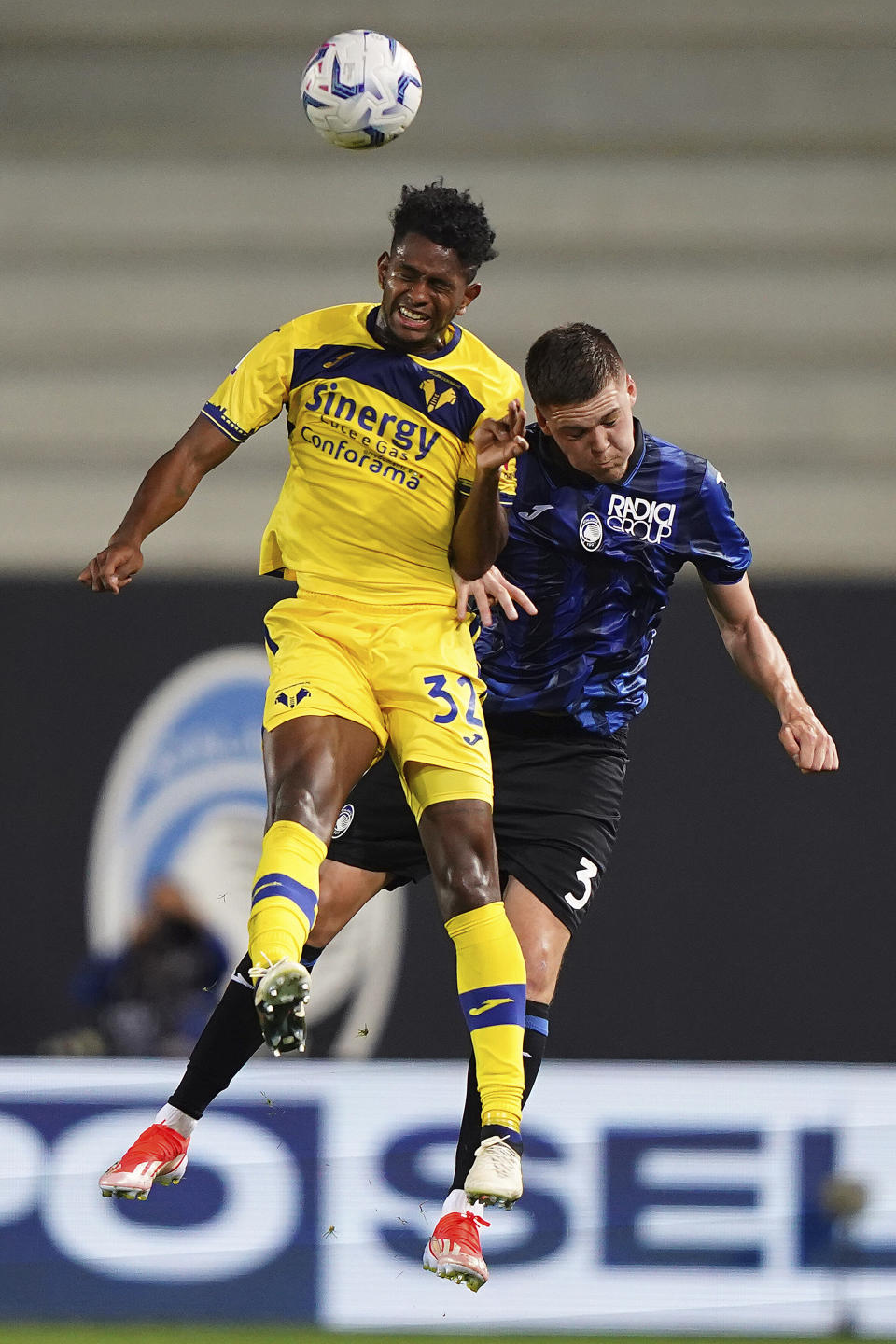 Atalanta's Emil Holm, rightm, and Hellas Verona's Juan Cabla battle for the ball during the Serie A soccer match between Atalanta and Hellas Verona at Gewiss stadium, Bergamo, Italy, Monday April 15, 2024. (Spada/LaPresse via AP)