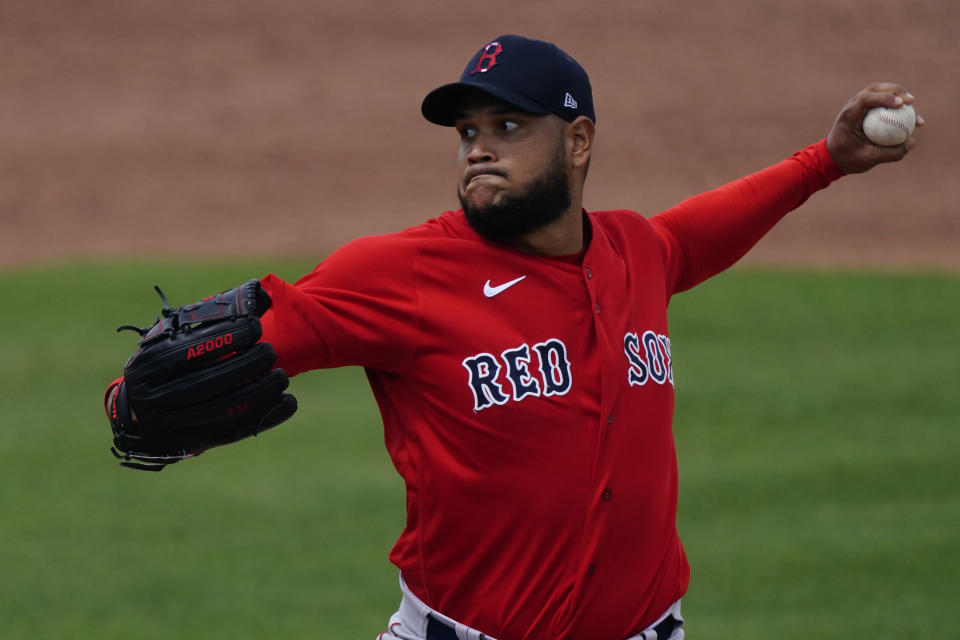 En foto del 11 de marzo del 2021, el abridor de los Medias Rojas de Boston Eduardo Rodríguez en el duelo de los entrenamientos de primavera ante los Mellizos de Minnesota. (AP Foto/John Bazemore)