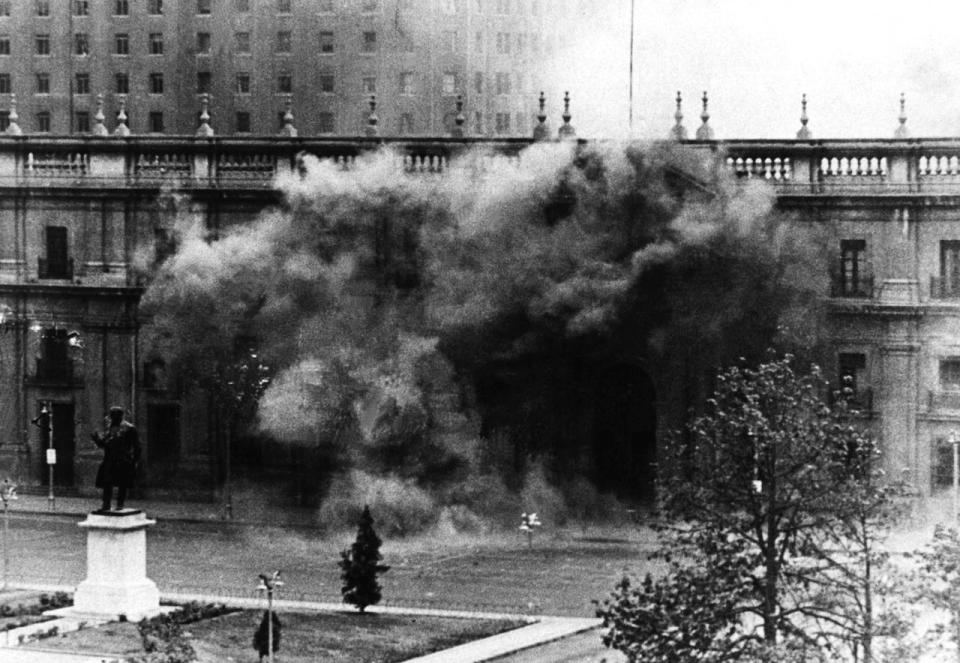 FOR RELEASE WITH STORY BC-CHILE-PINOCHET-COUP - FILE PICTURE 11SEP73 - The presidential palace La Moneda is bombed during the coup led by Gen. Augusto Pinochet on September 11, 1973, in Santiago. Pinochet overthrew Socialist President Salvador Allende?s government after Allende?s third year in office. Allende had refused to leave the palace and died the same day. CHILE PINOCHET