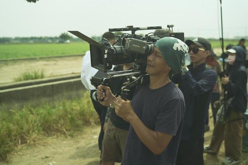 攝影師出身的陳大璞在電影《鱷魚》中身兼編劇、導演與攝影3職。 （双喜電影提供）