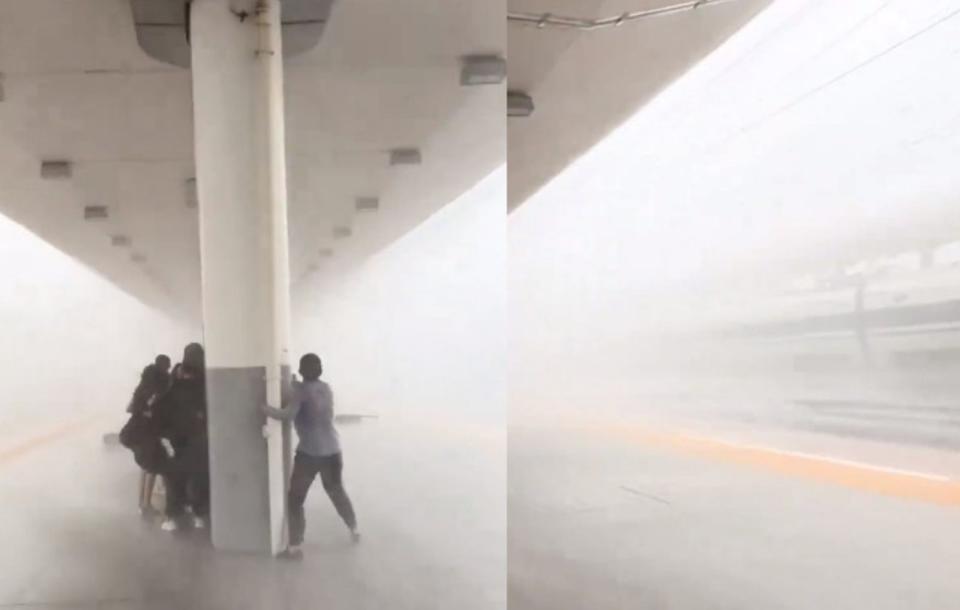 廣東汕尾車站突現狂風暴雨，月台乘客緊抱柱子，深怕被風吹走。（翻攝X@xiaozhangguan）