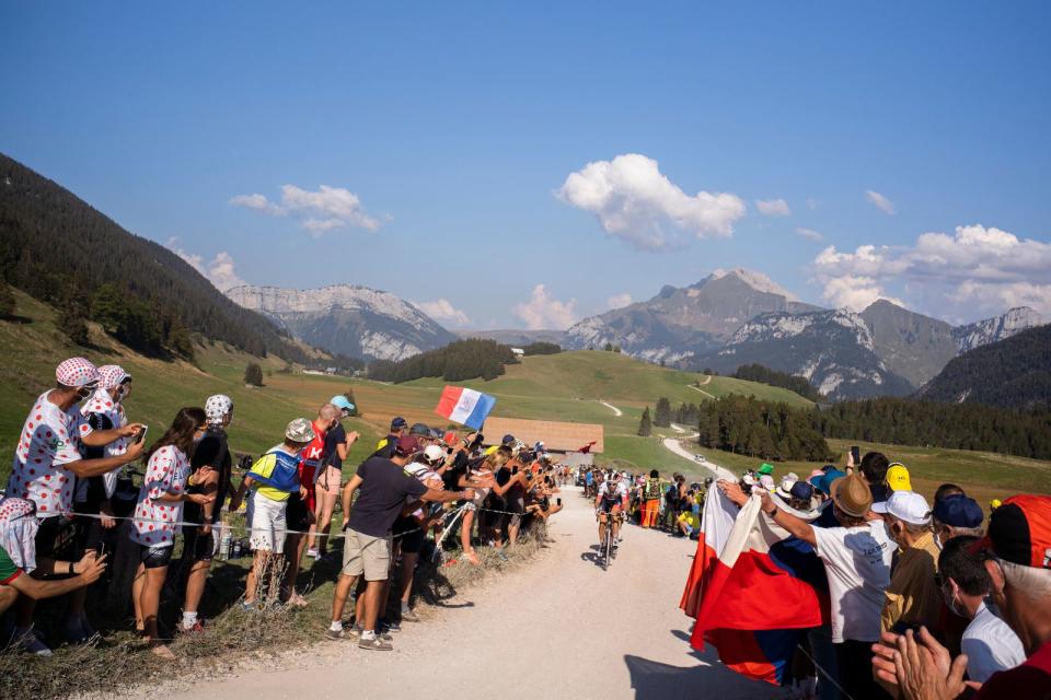 Fans auf dem Plateau des Glieres am 17. September 2020 in Petit-Bornand-les-Glieres. Damals eine der landschaftlich wohl spektakulärsten Etappen. Auch in diesem Jahr wird mit fantastischen Aussichten laut Streckenplan nicht gegeizt. (Bild: 2020 Getty Images/Julien Goldstein)