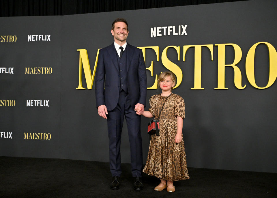 Bradley Cooper con su hija Lea De Seine Shayk Cooper en la premiere de 'Maestro' en Los Angeles. (Foto de Axelle/Bauer-Griffin/FilmMagic)