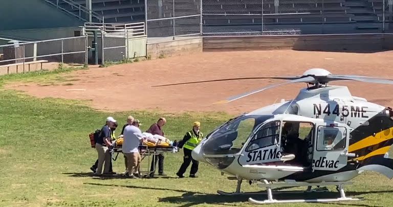 En este fotograma de un vídeo grabado por Horatio Gates el 12 de agosto de 2022, se ve a Salman Rushdie siendo subido a un helicóptero de evacuación médica cerca de la Institución Chautauqua tras ser apuñalado en el cuello mientras hablaba en el escenario en Chautauqua, Nueva York.