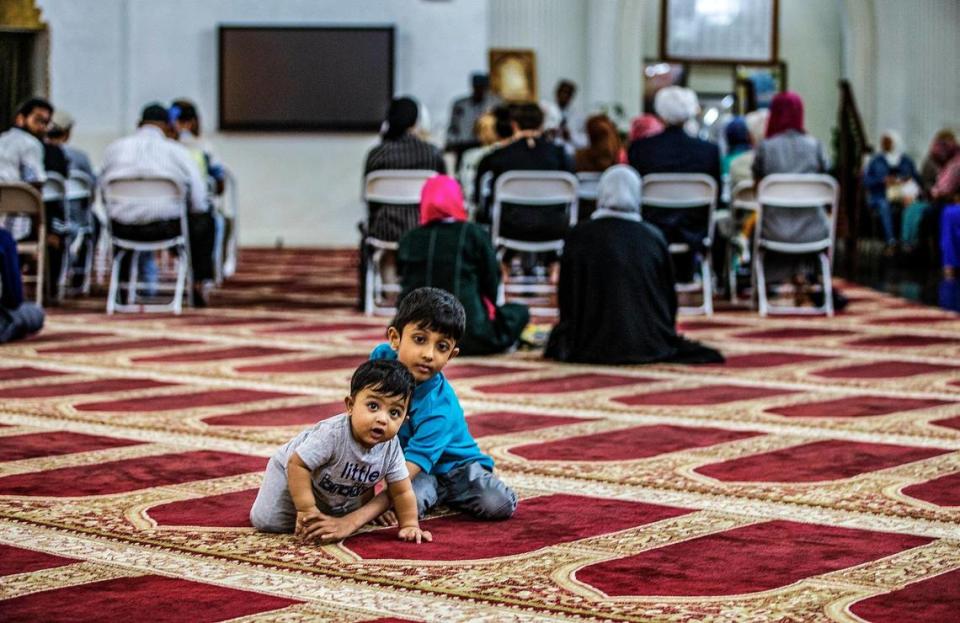 Los niños Ryan Rahman, a la izquierda, y Anna Ayaan, a la derecha, juegan durante la jornada de puertas abiertas del Ramadán en Masjid Al-Ansar el jueves 6 de abril de 2023. Masjid Al-Ansar es la mezquita más antigua de la Florida.