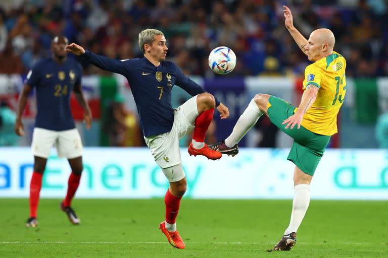 El francés Antoine Griezmann y el australiano Aaron Mooy luchan por el balón durante el partido de fútbol del Grupo D de la Copa Mundial de la FIFA Qatar 2022