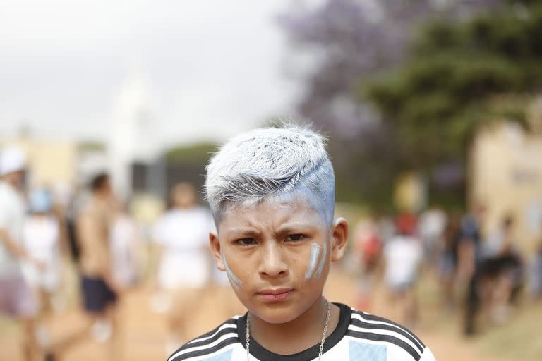 Celeste y blanco en la cara y en el pelo para alentar a la Selección