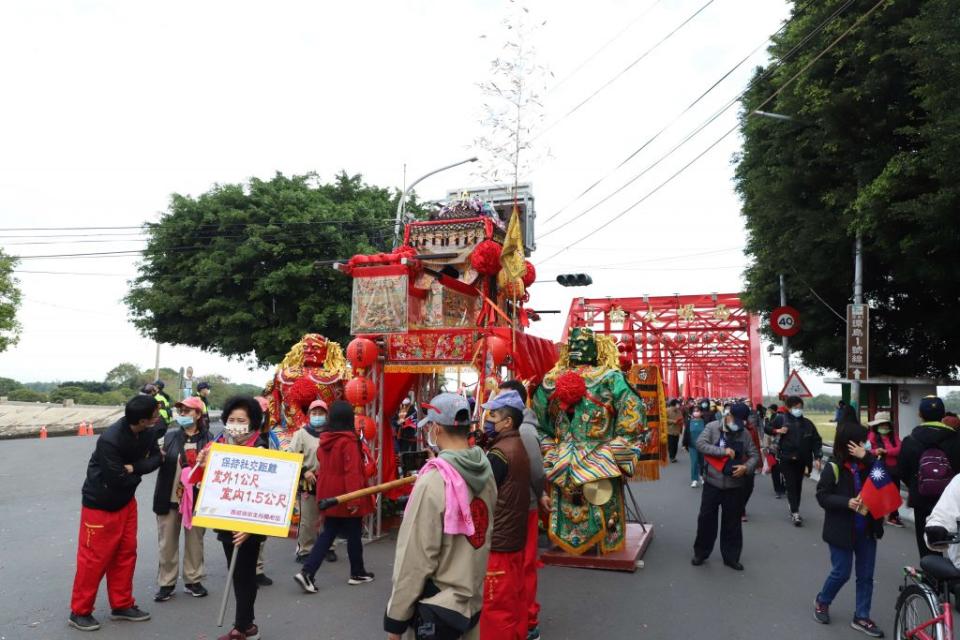 雲林縣西螺大橋升旗健走迎曙光，福興宮媽祖坐鎮加持。（記者陳正芬攝）