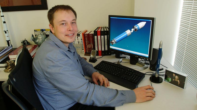 Elon Musk, multi millionaire, rocket scientist, Tesla and Space X founder and the man who inspired Tony Stark’s character in Jon Favreau’s “Iron Man” at his desk March 19, 2004 in El Segundo, Los Angeles, California - Photo: Paul Harris (Getty Images)