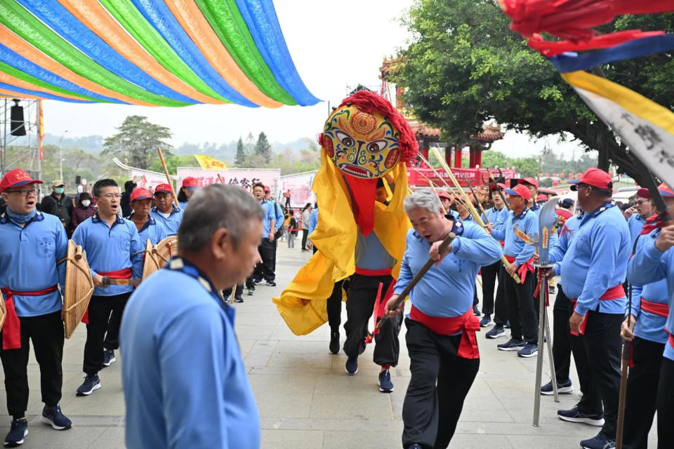 <strong>各組陣頭在廟前向觀音佛祖敬拜。（圖／高雄市觀光局提供）</strong>